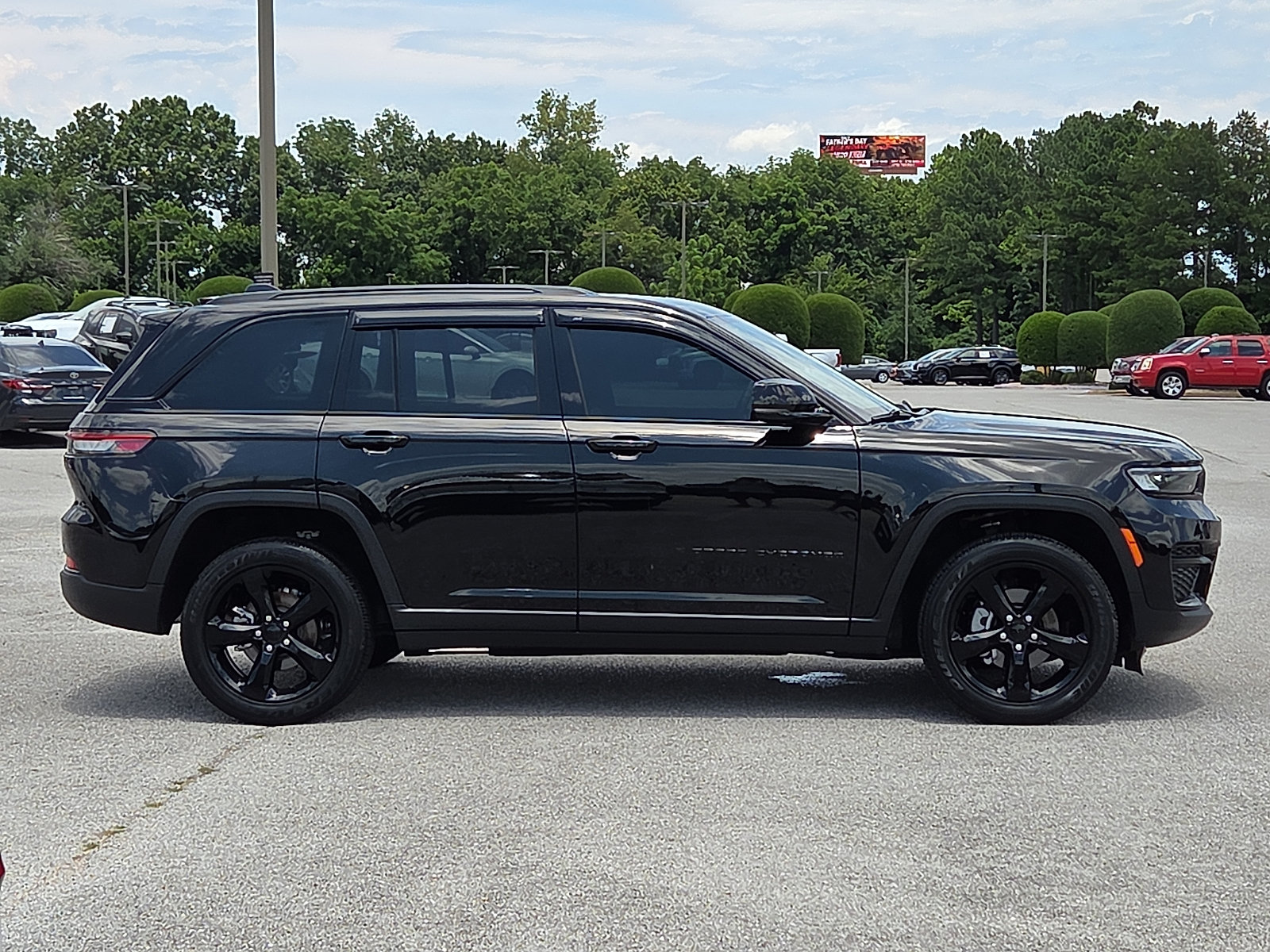 Used 2024 Jeep Grand Cherokee Altitude AWD/4WD image 6