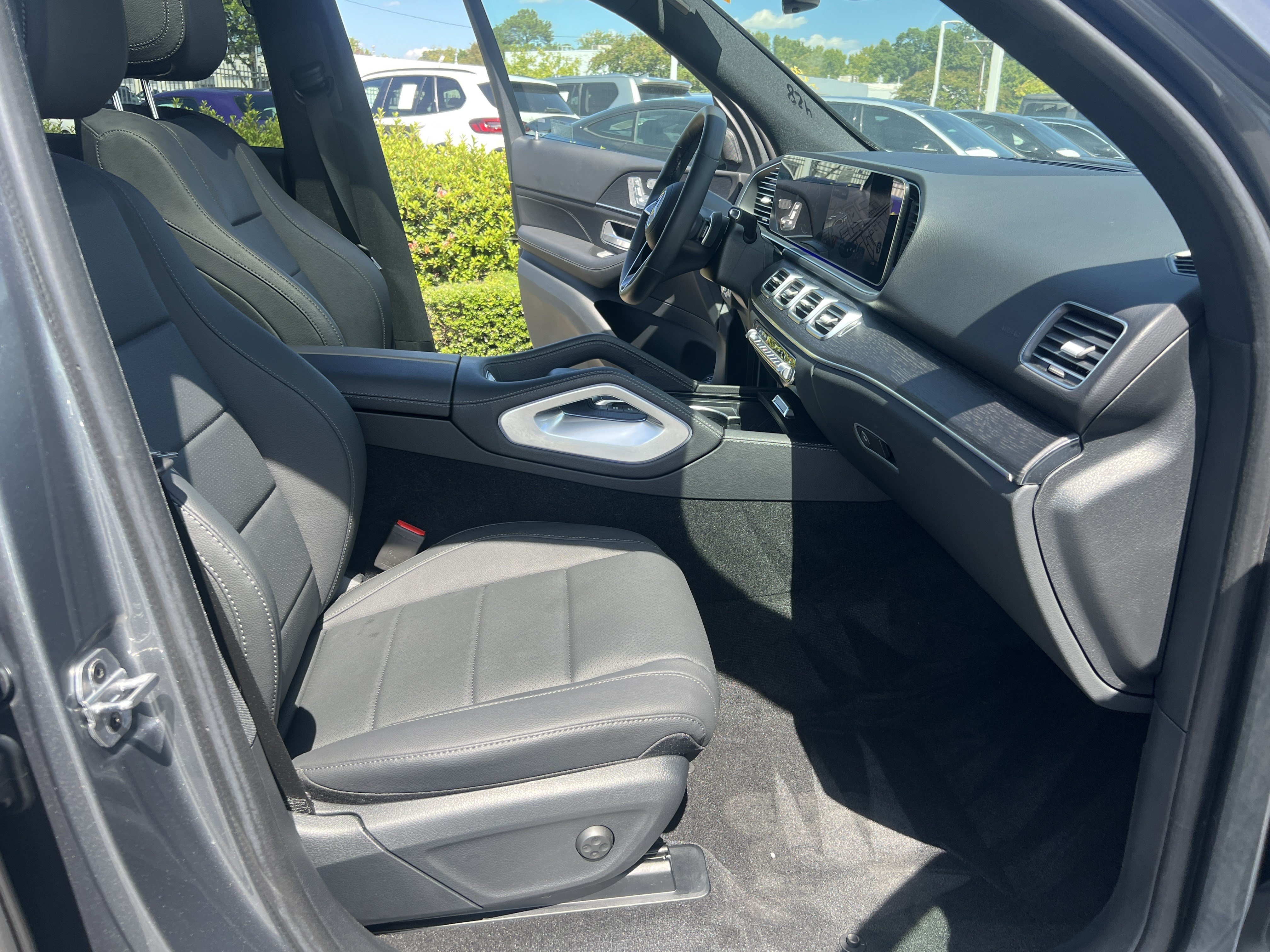 Certified 2025 Mercedes-Benz GLE 450e 4MATIC w/ Driver Assistance Package image 35