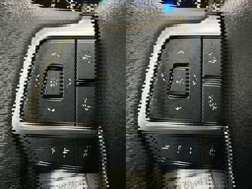 Used 2025 Toyota Sienna XLE image 19