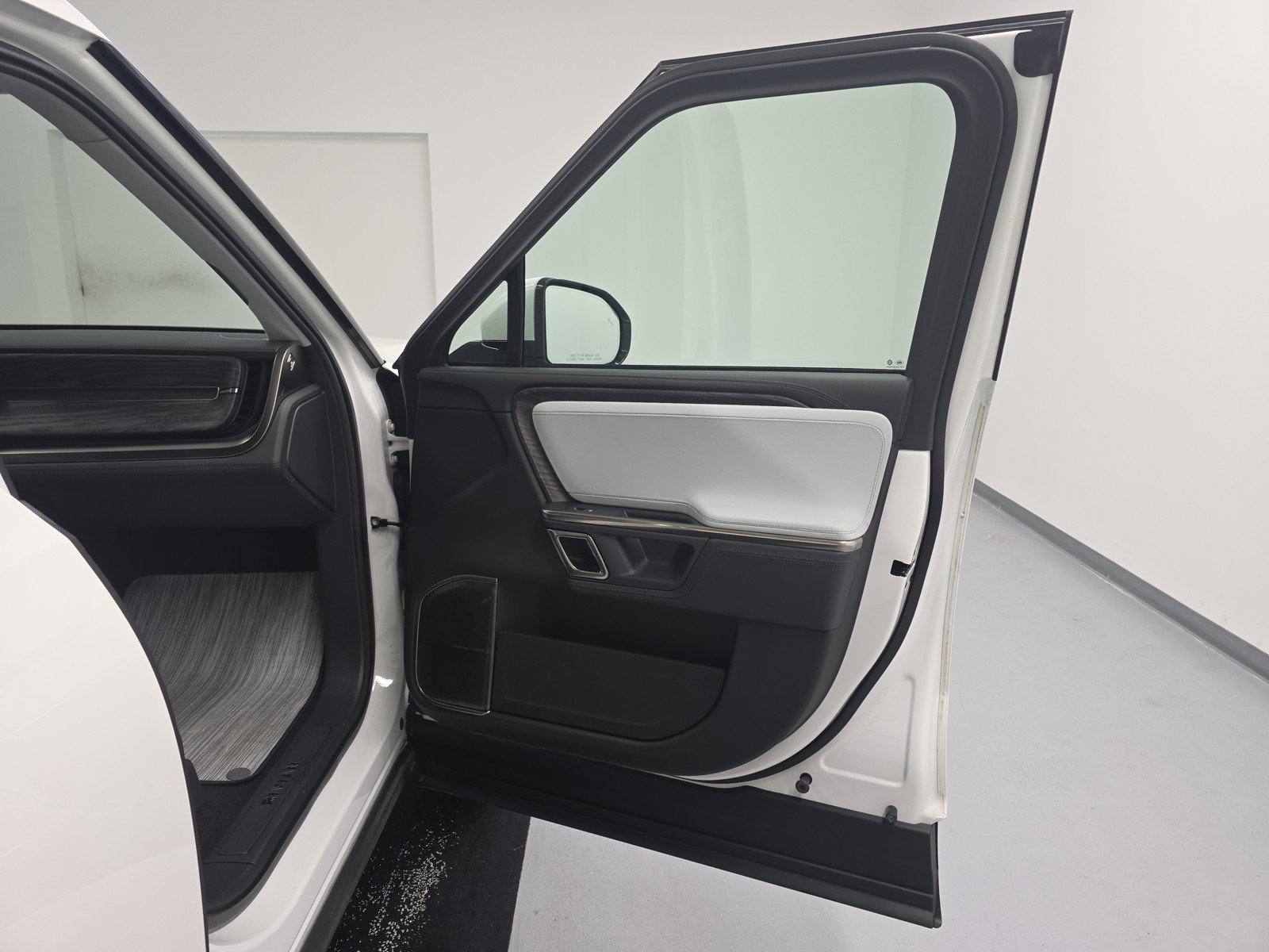Used 2023 Rivian R1T Adventure AWD/4WD image 18