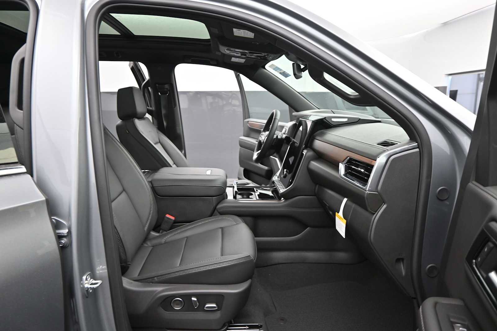 New 2026 GMC Yukon Denali w/ Sun & Power Step Package AWD/4WD image 17