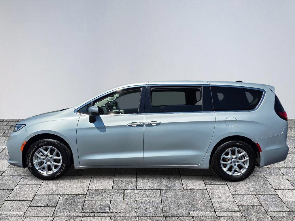 Used 2023 Chrysler Pacifica Touring-L FWD image 4