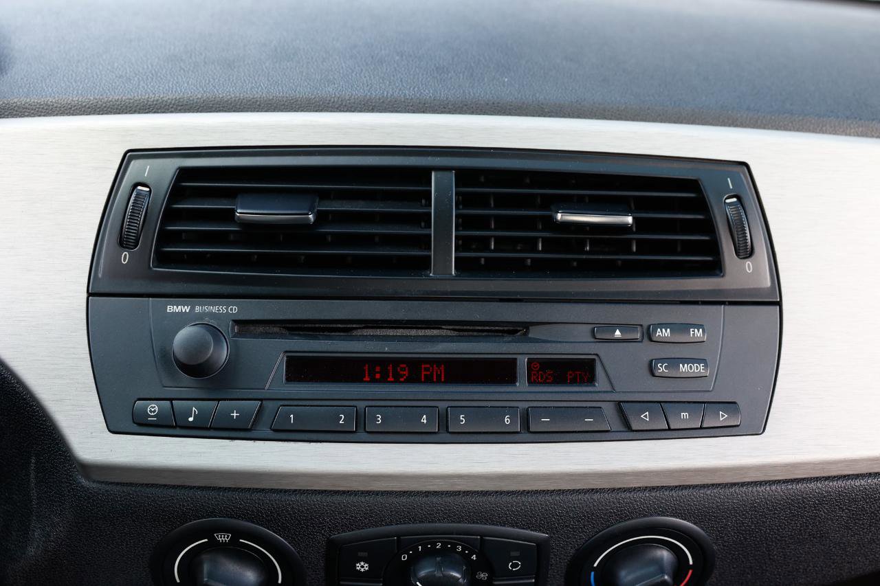 Used 2005 BMW Z4 2.5i image 26