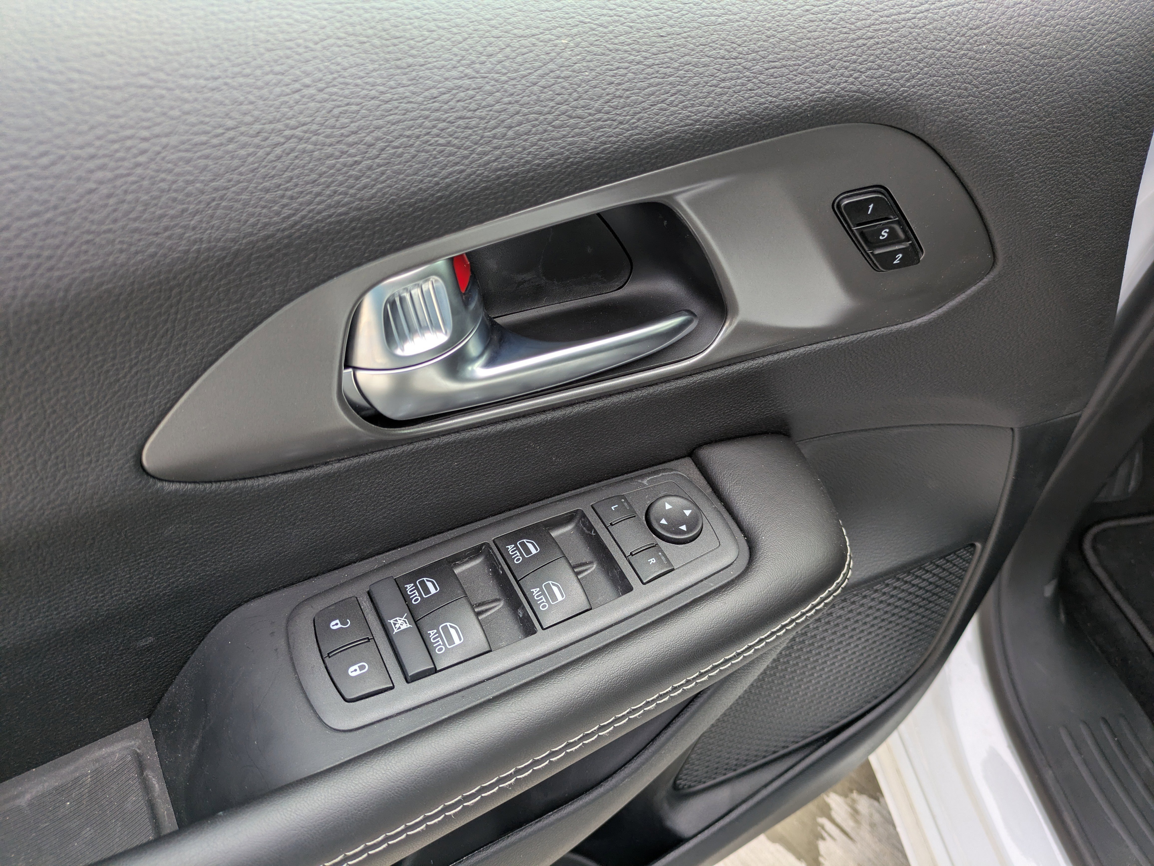 New 2026 Chrysler Pacifica Select w/ S Appearance Package FWD image 12
