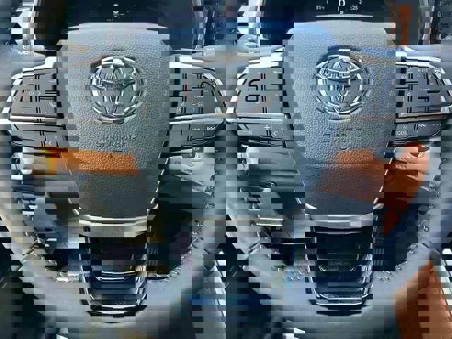 Used 2025 Toyota Highlander Platinum image 23