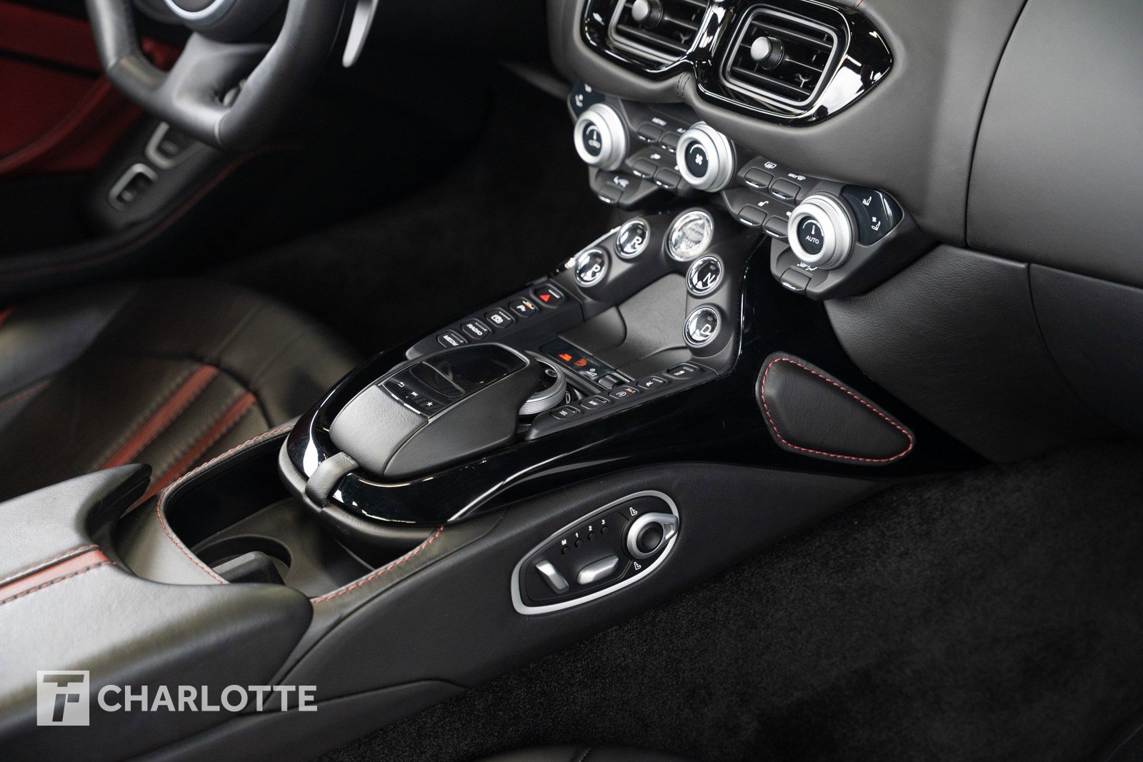 Used 2021 Aston Martin V8 Vantage Roadster image 35