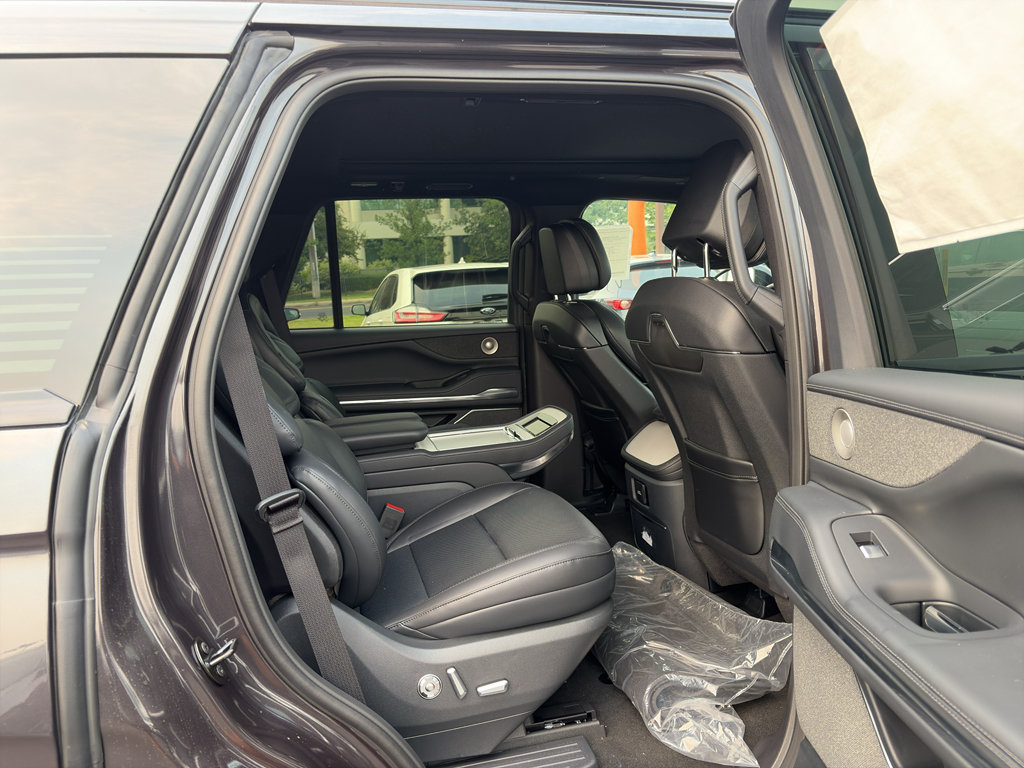 New 2027 Lincoln Navigator Reserve w/ Jet Appearance Package AWD/4WD image 16