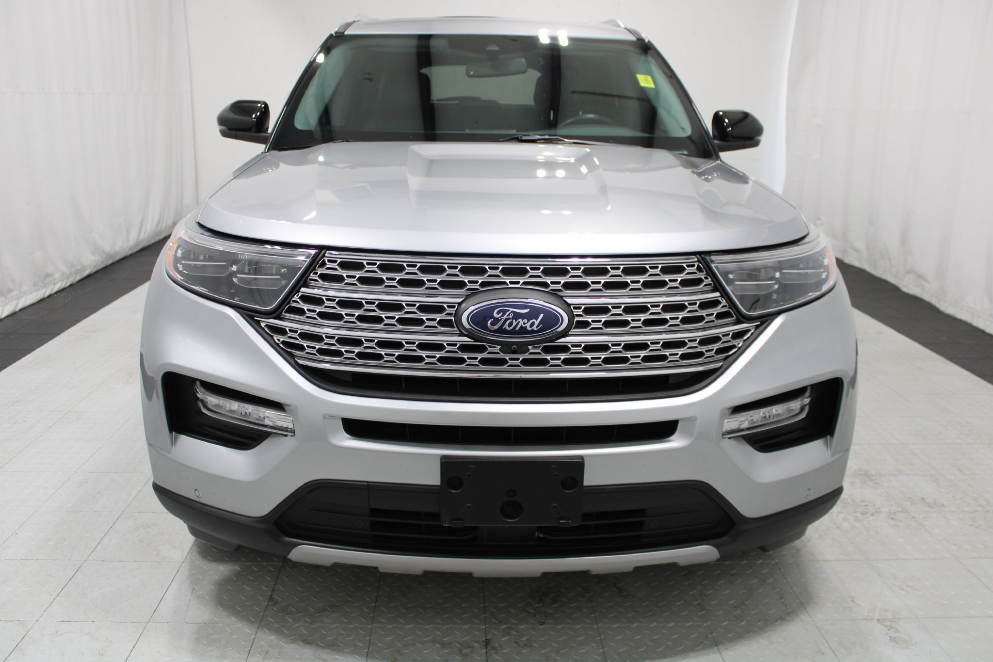 Used 2021 Ford Explorer Limited w/ Equipment Group 301A AWD/4WD image 3