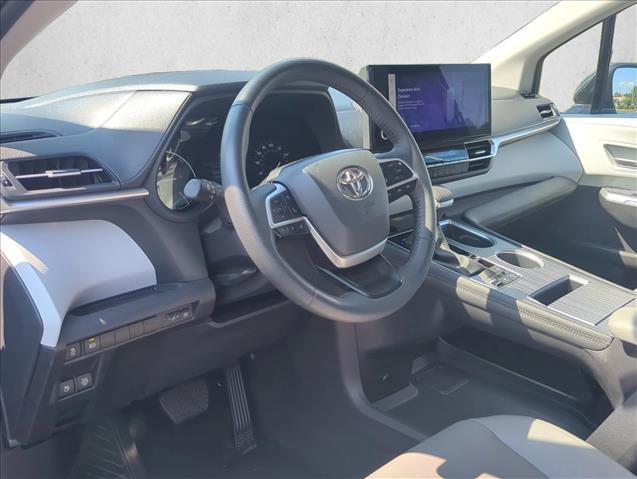 Certified 2025 Toyota Sienna XLE FWD image 9