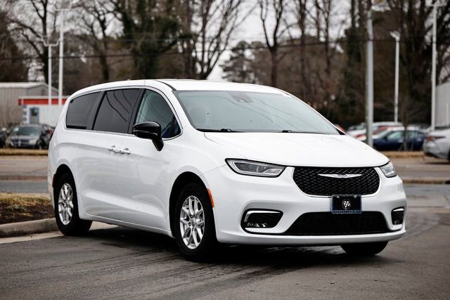 Used 2024 Chrysler Pacifica Touring-L image 13