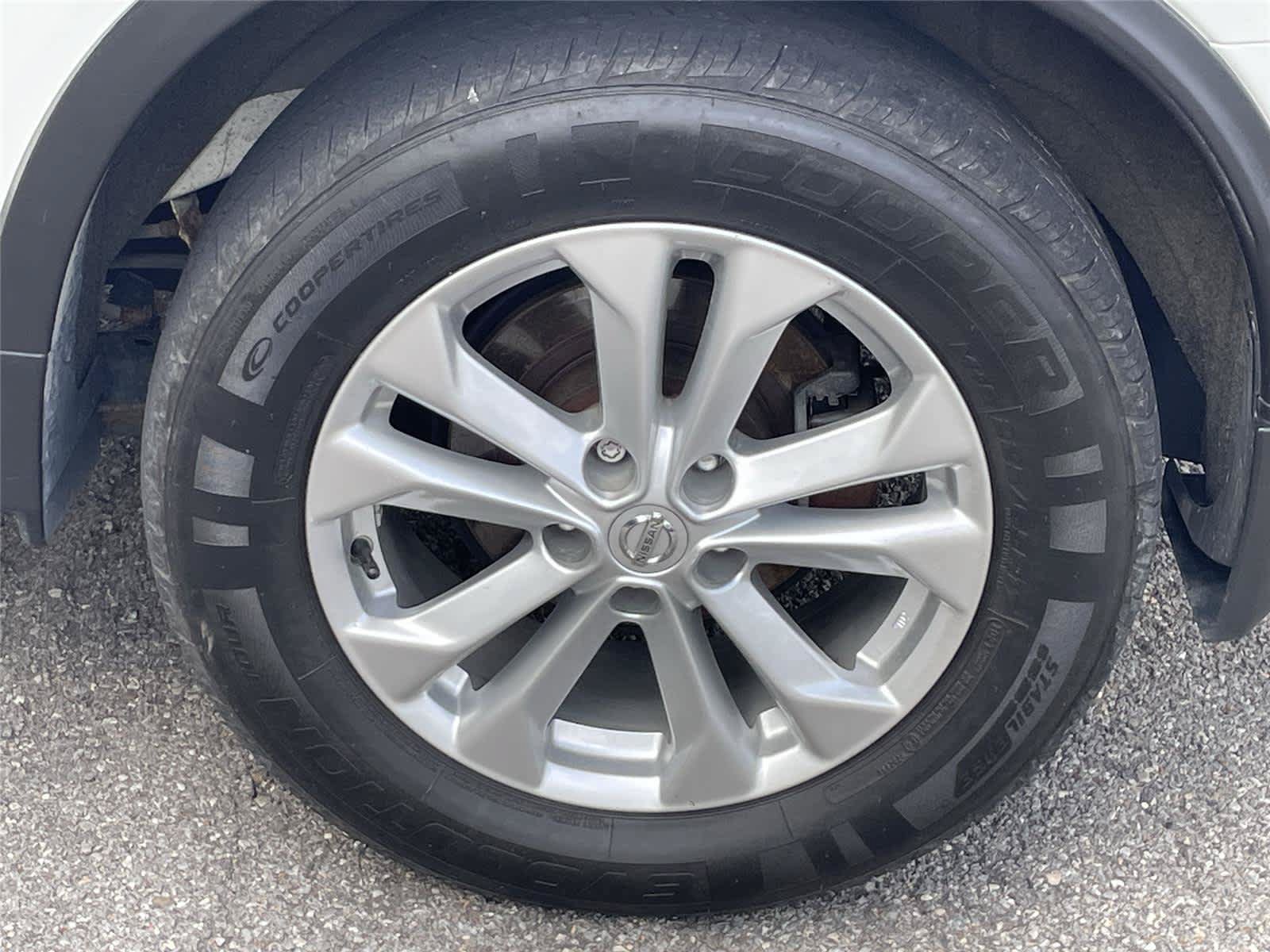 Used 2016 Nissan Rogue SV w/ SV Premium Package AWD/4WD image 11