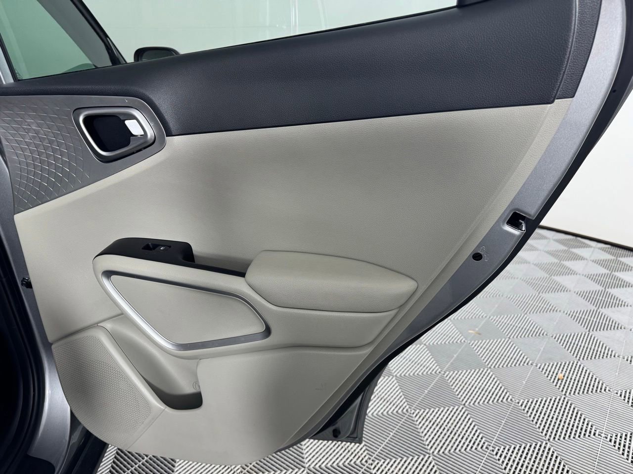 Used 2025 Kia Soul LX w/ LX Technology Package FWD image 26