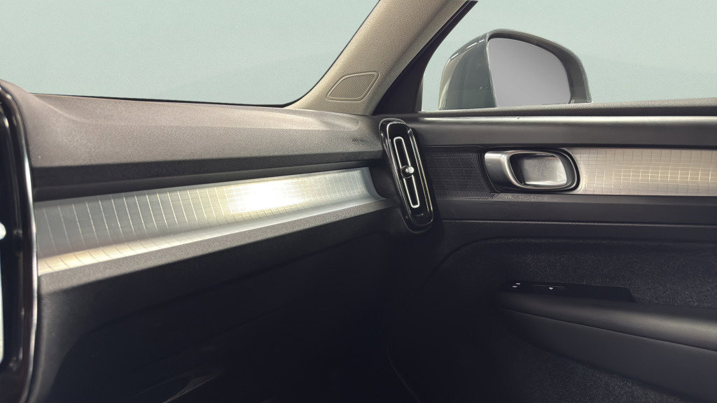 Used 2022 Volvo XC40 T5 Momentum image 30