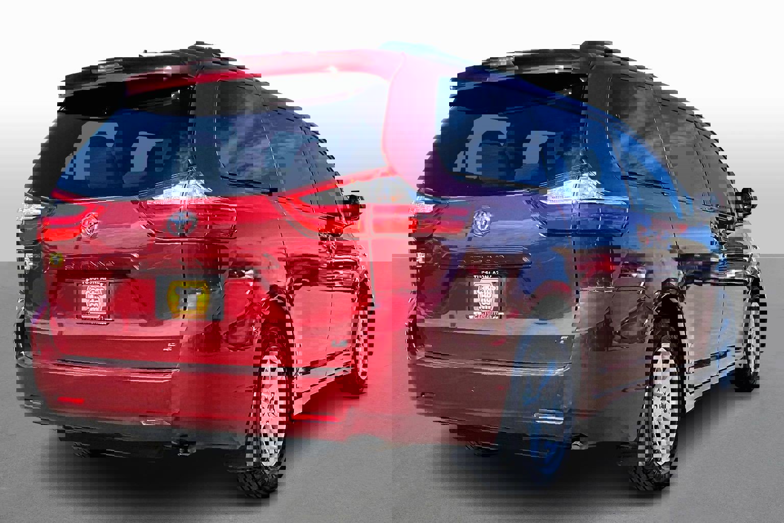 Used 2018 Toyota Sienna LE image 2