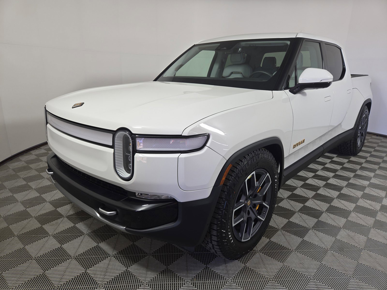 Used 2023 Rivian R1T Adventure image 1