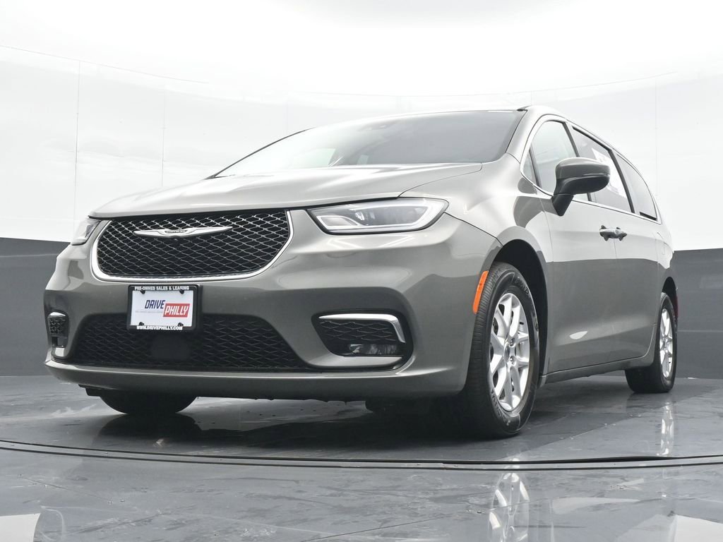 Used 2023 Chrysler Pacifica Touring-L image 16