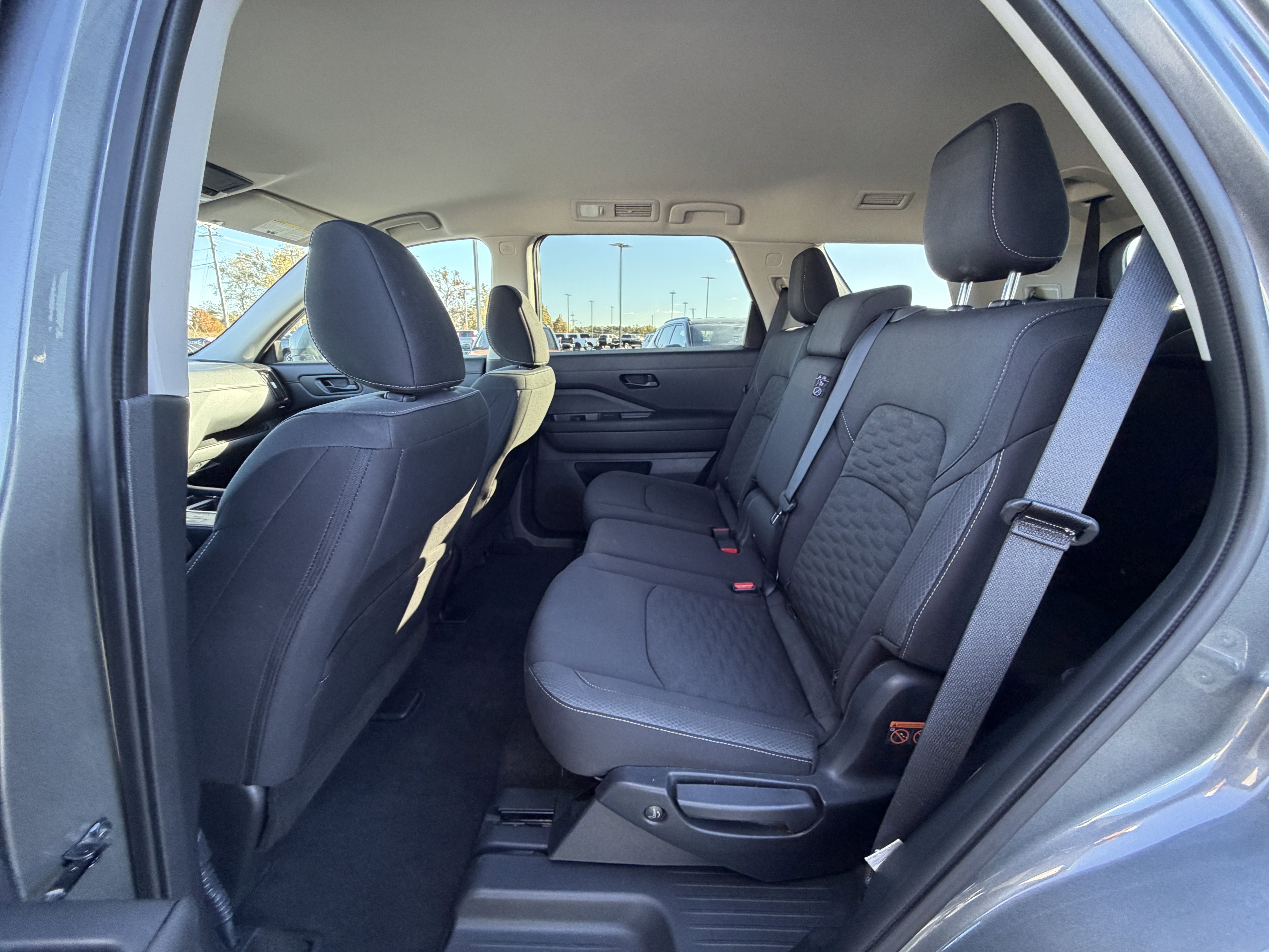 Used 2025 Nissan Pathfinder SV image 10