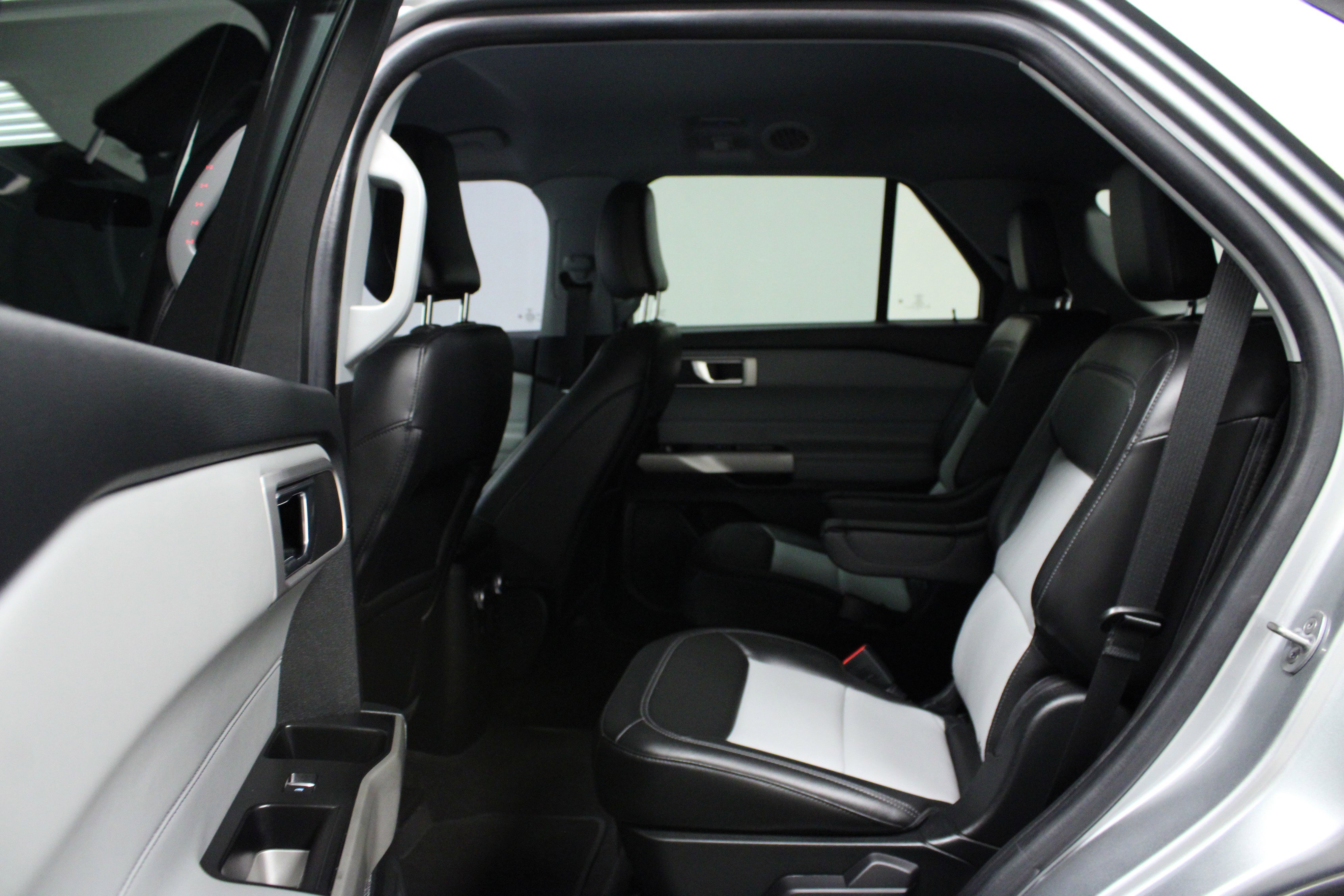 Used 2022 Ford Explorer XLT w/ Equipment Group 202A image 13