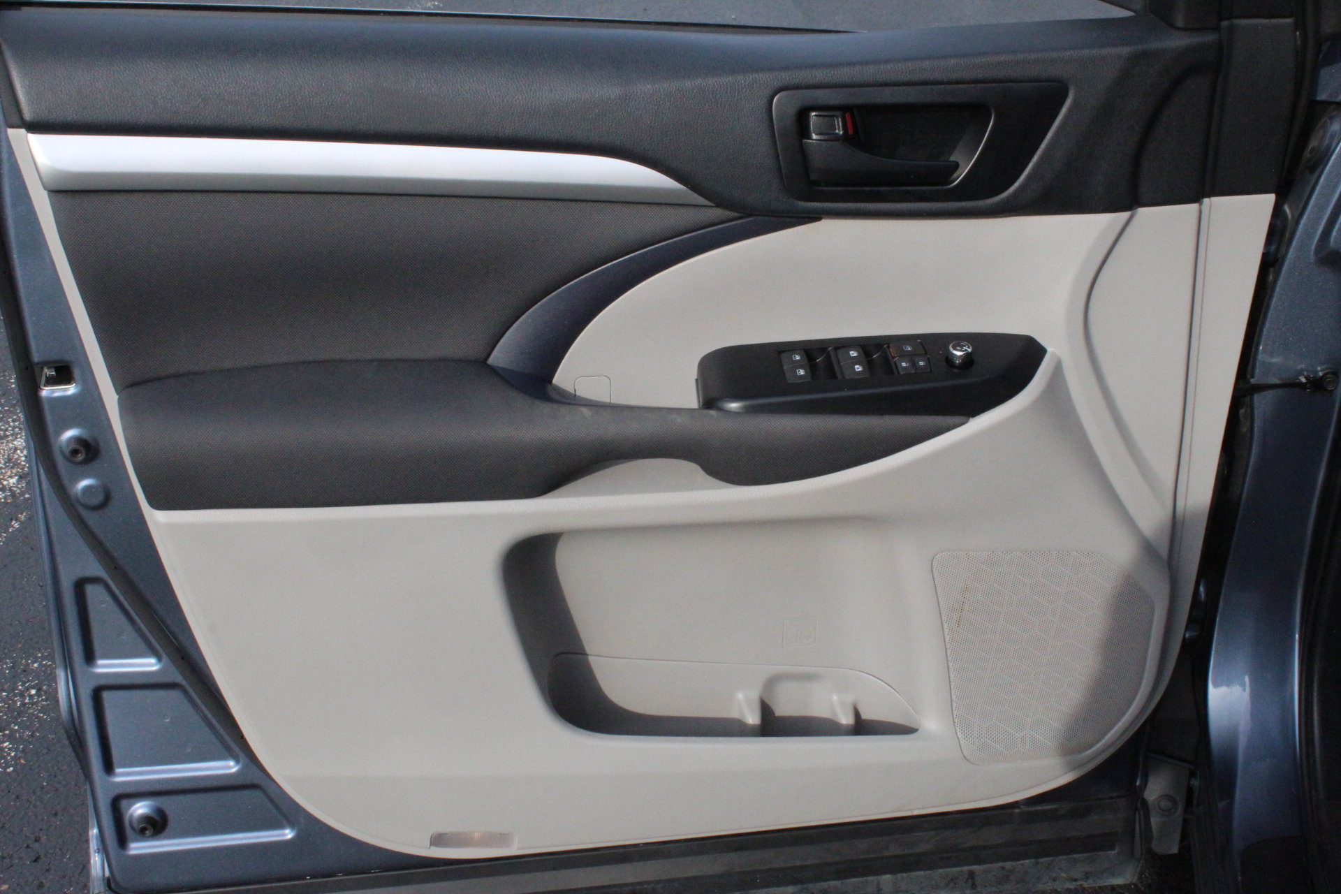 Used 2019 Toyota Highlander LE FWD image 11