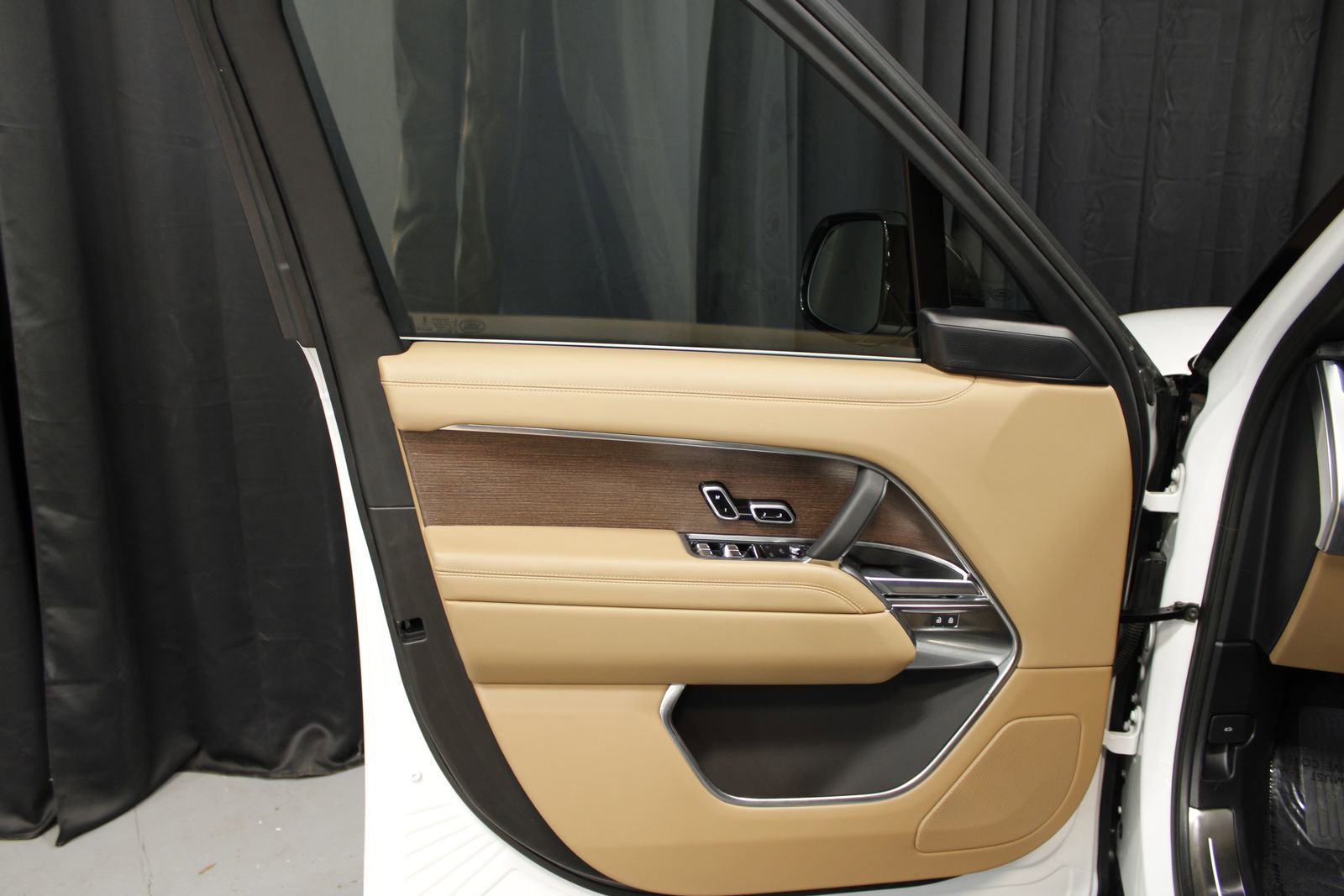 Used 2025 Land Rover Range Rover SE image 23