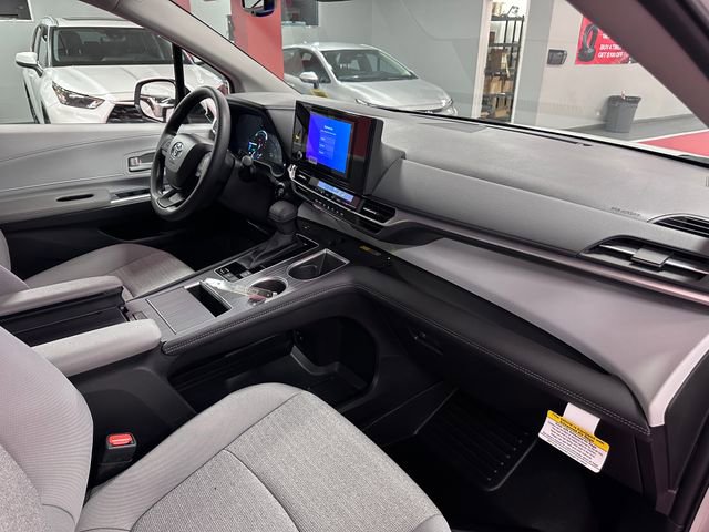 Used 2026 Toyota Sienna LE image 16
