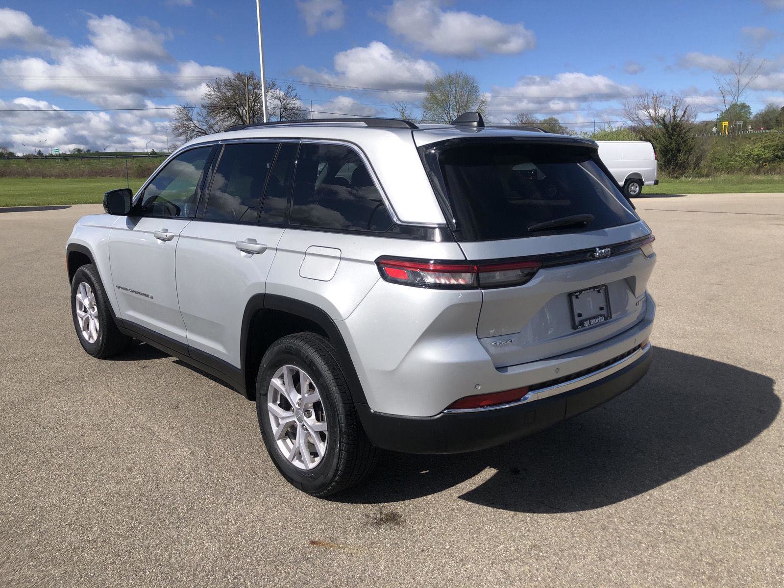 Used 2022 Jeep Grand Cherokee Limited AWD/4WD image 3