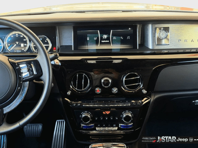 Used 2022 Rolls-Royce Phantom Sedan RWD image 15