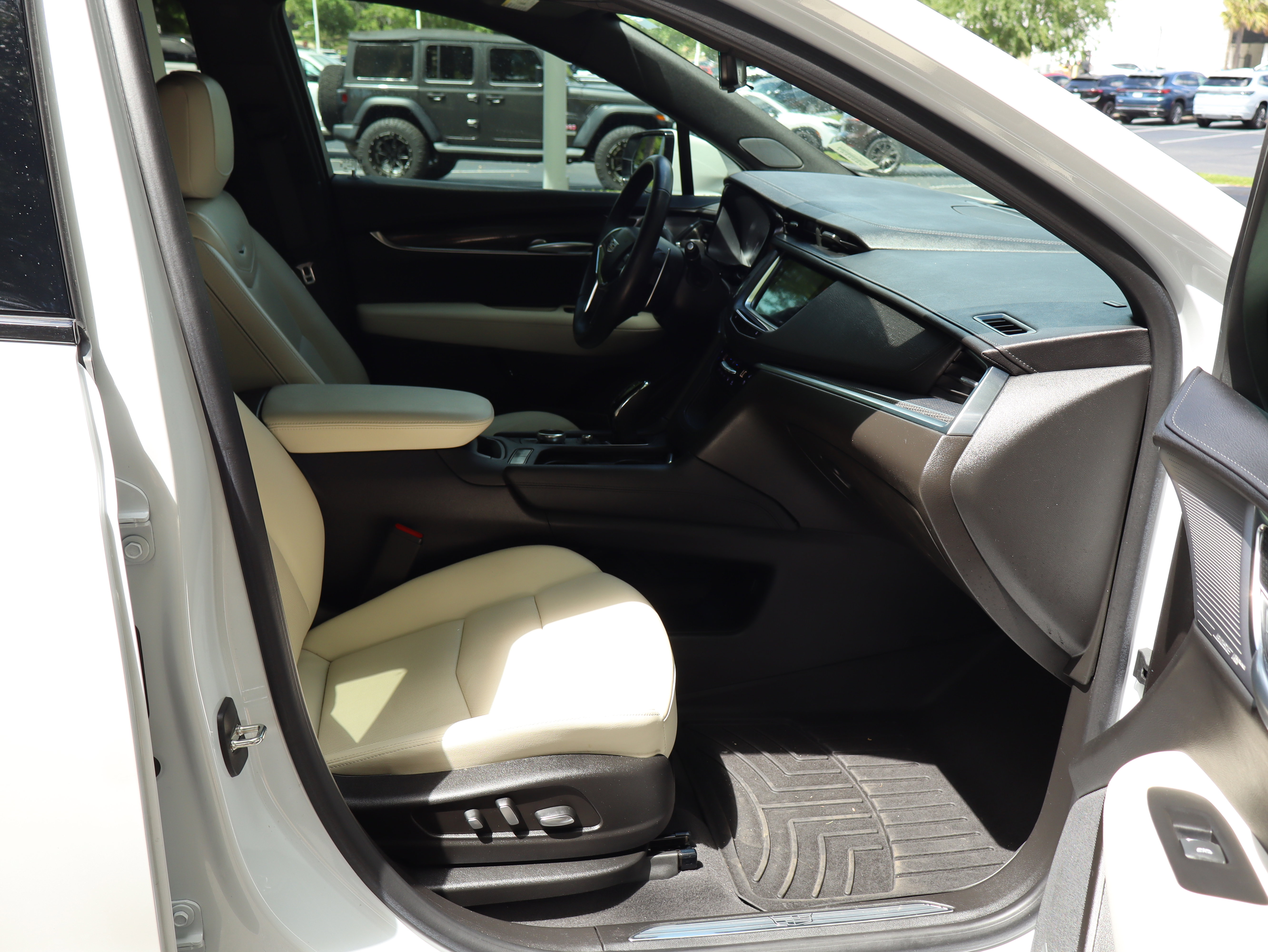 Used 2023 Cadillac XT5 Sportv w/ Technology Package image 28