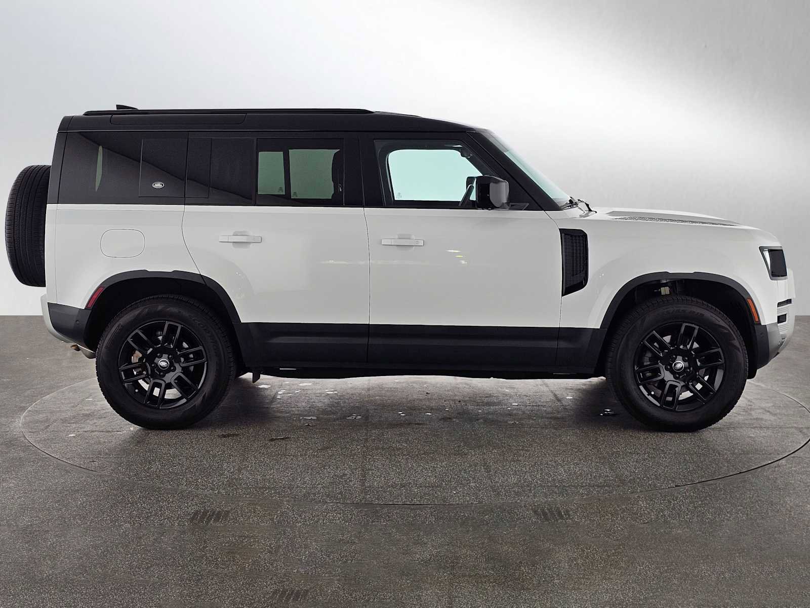 Used 2023 Land Rover Defender 110 S image 6