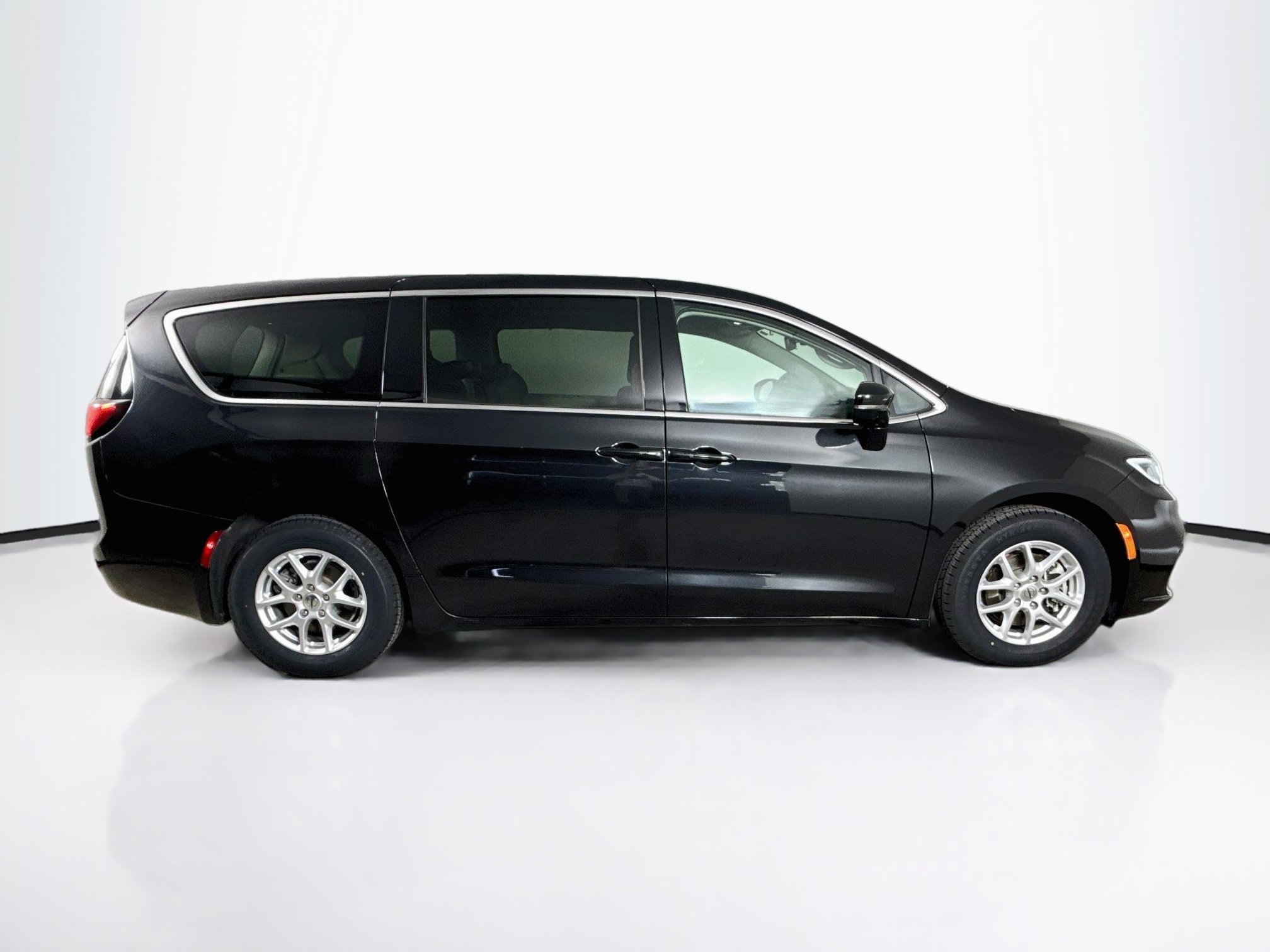 Used 2024 Chrysler Pacifica Touring-L FWD image 2