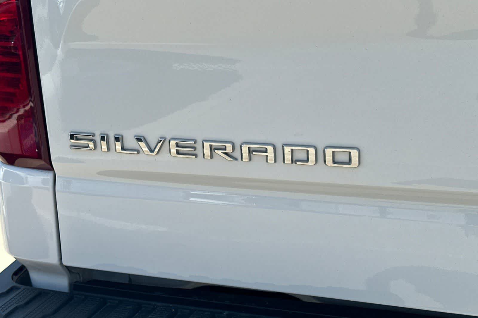Used 2022 Chevrolet Silverado 1500 LT w/ Z71 Off-Road Package AWD/4WD image 13