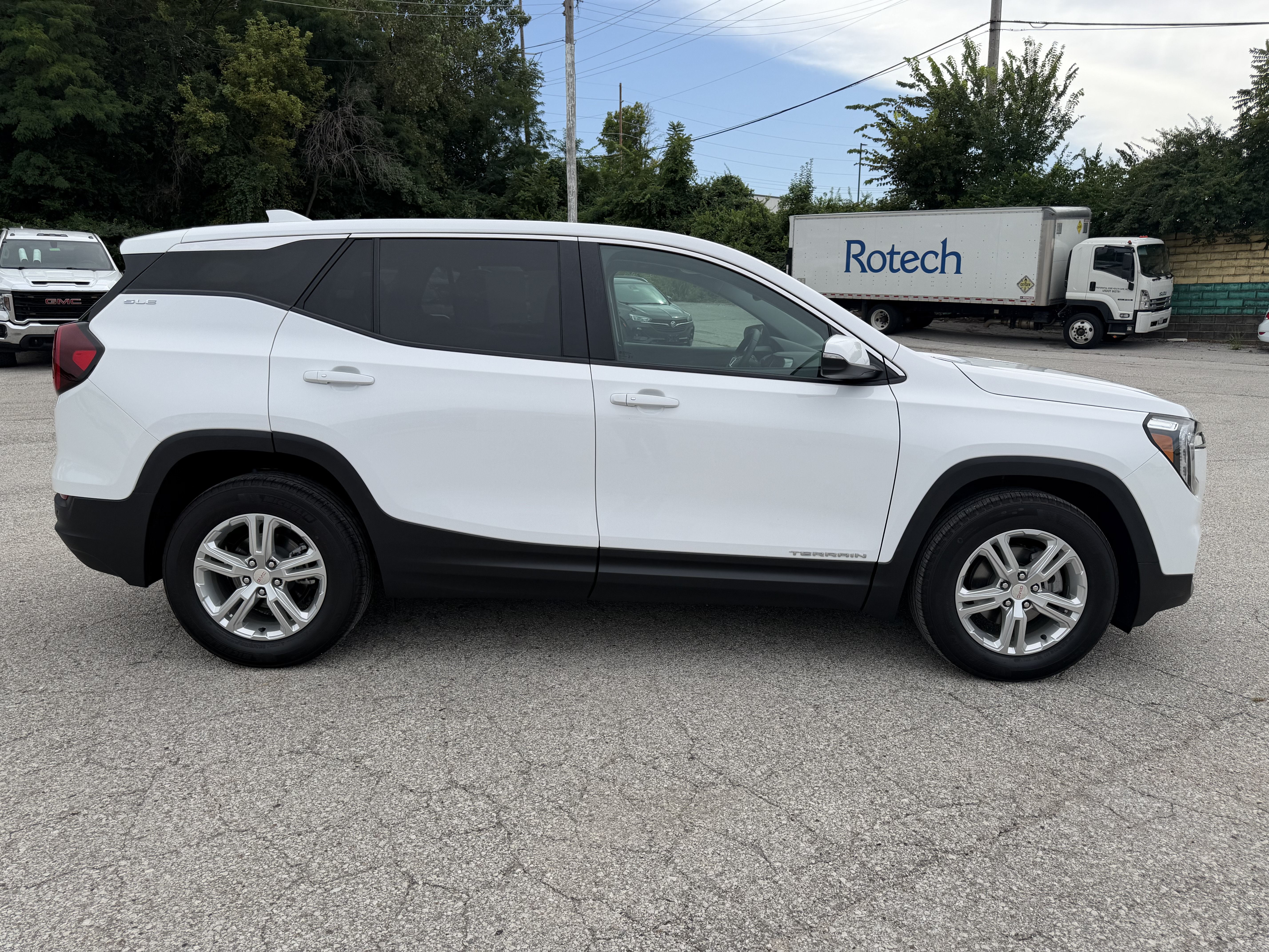 Used 2024 GMC Terrain SLE FWD image 8