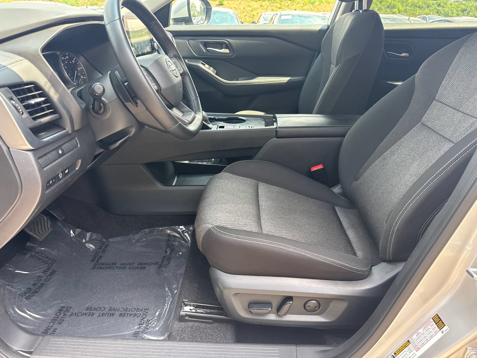 Used 2025 Nissan Rogue SV FWD image 9