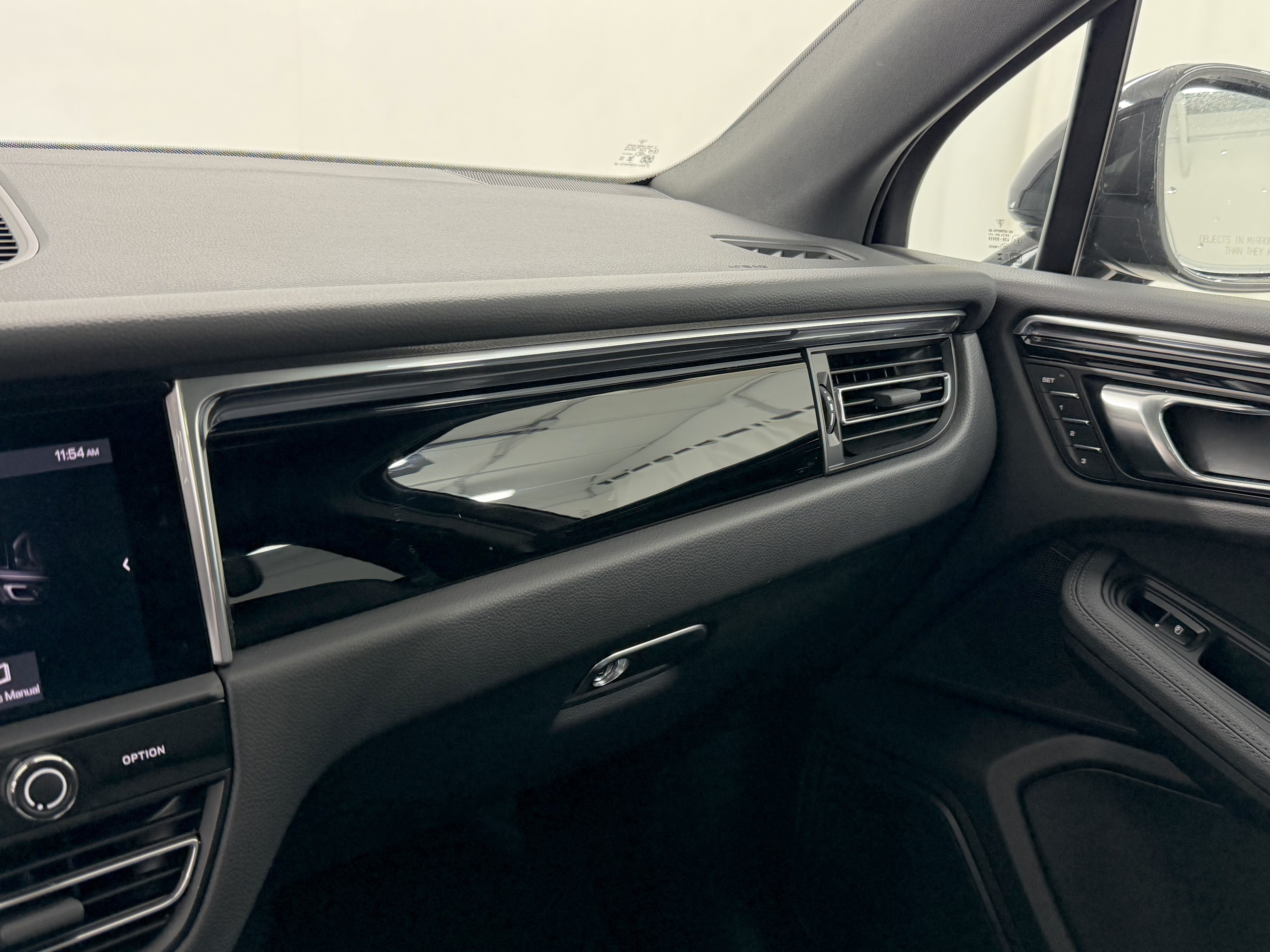 Certified 2025 Porsche Macan AWD/4WD image 55