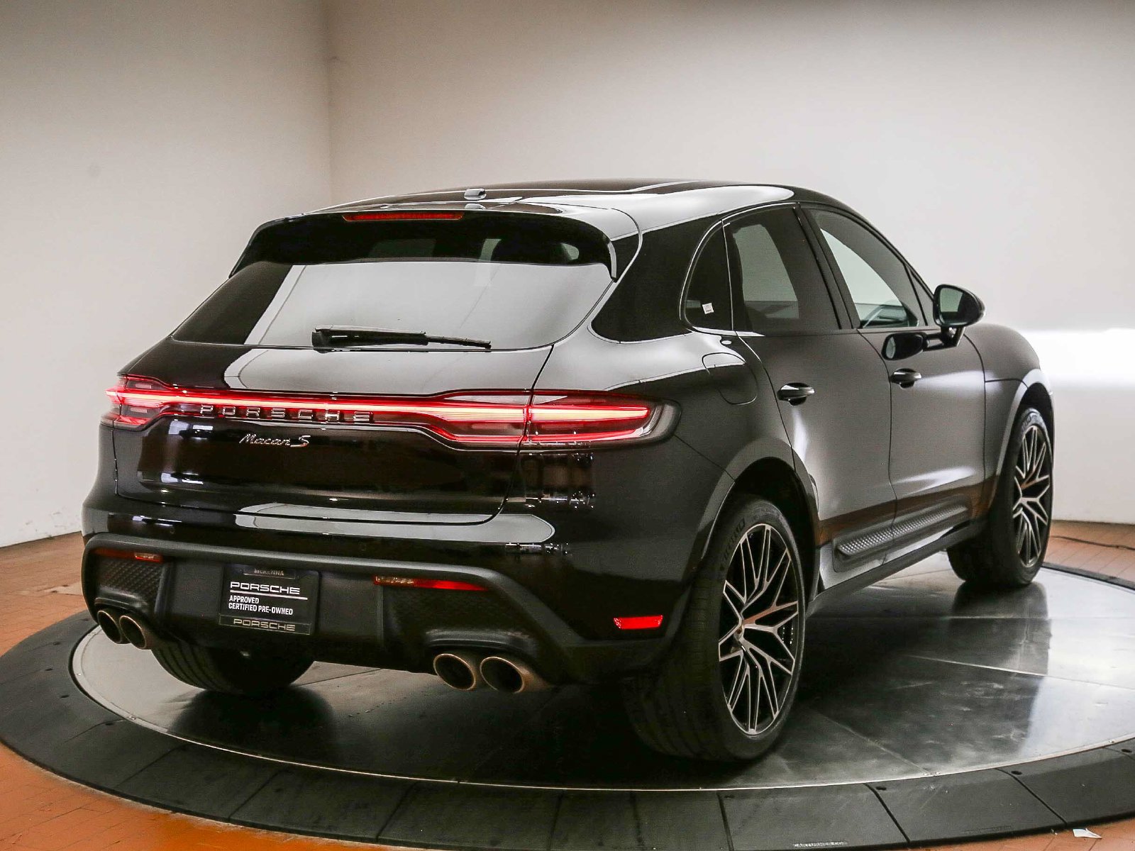 Certified 2022 Porsche Macan S AWD/4WD image 8
