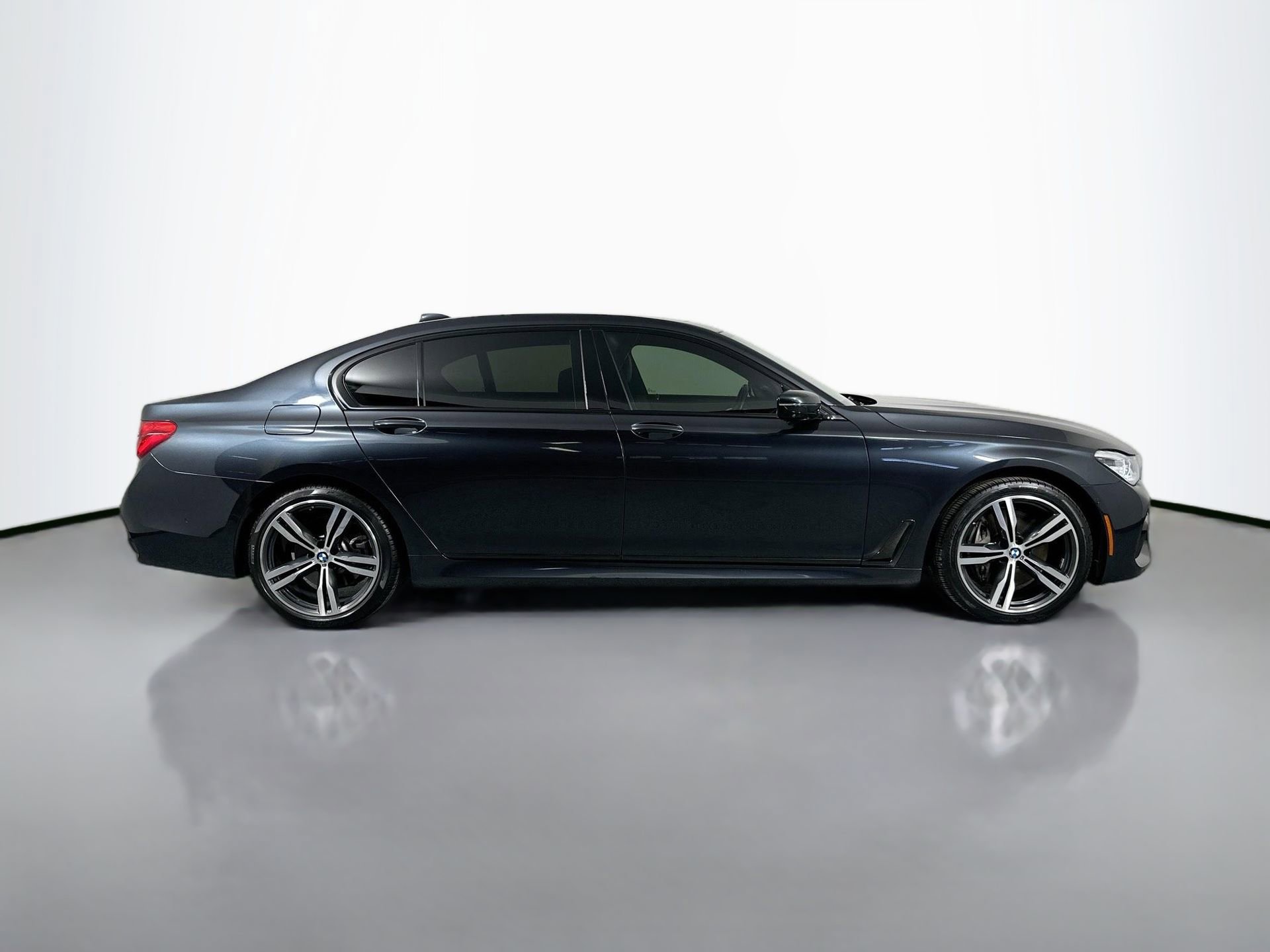 Used 2019 BMW 750i xDrive w/ Executive Package image 5
