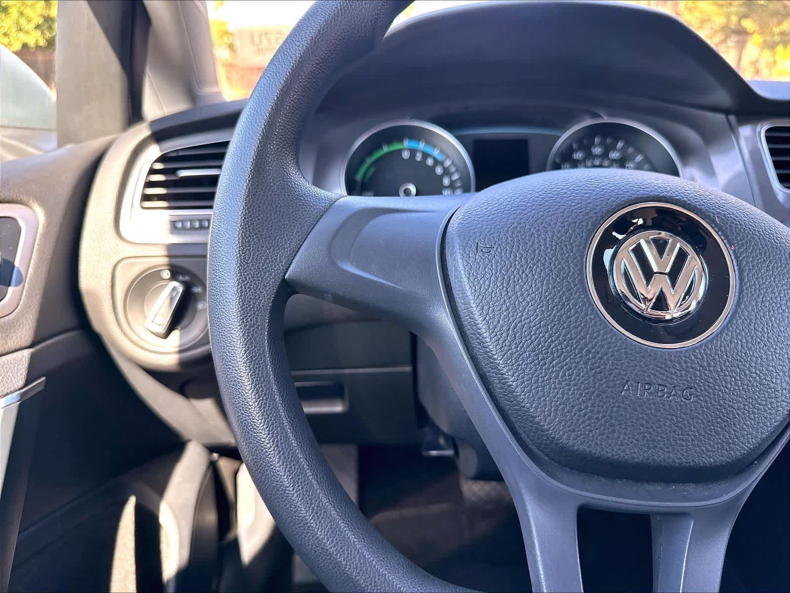 Used 2016 Volkswagen e-Golf SE w/ DC Fast Charging Package FWD image 22
