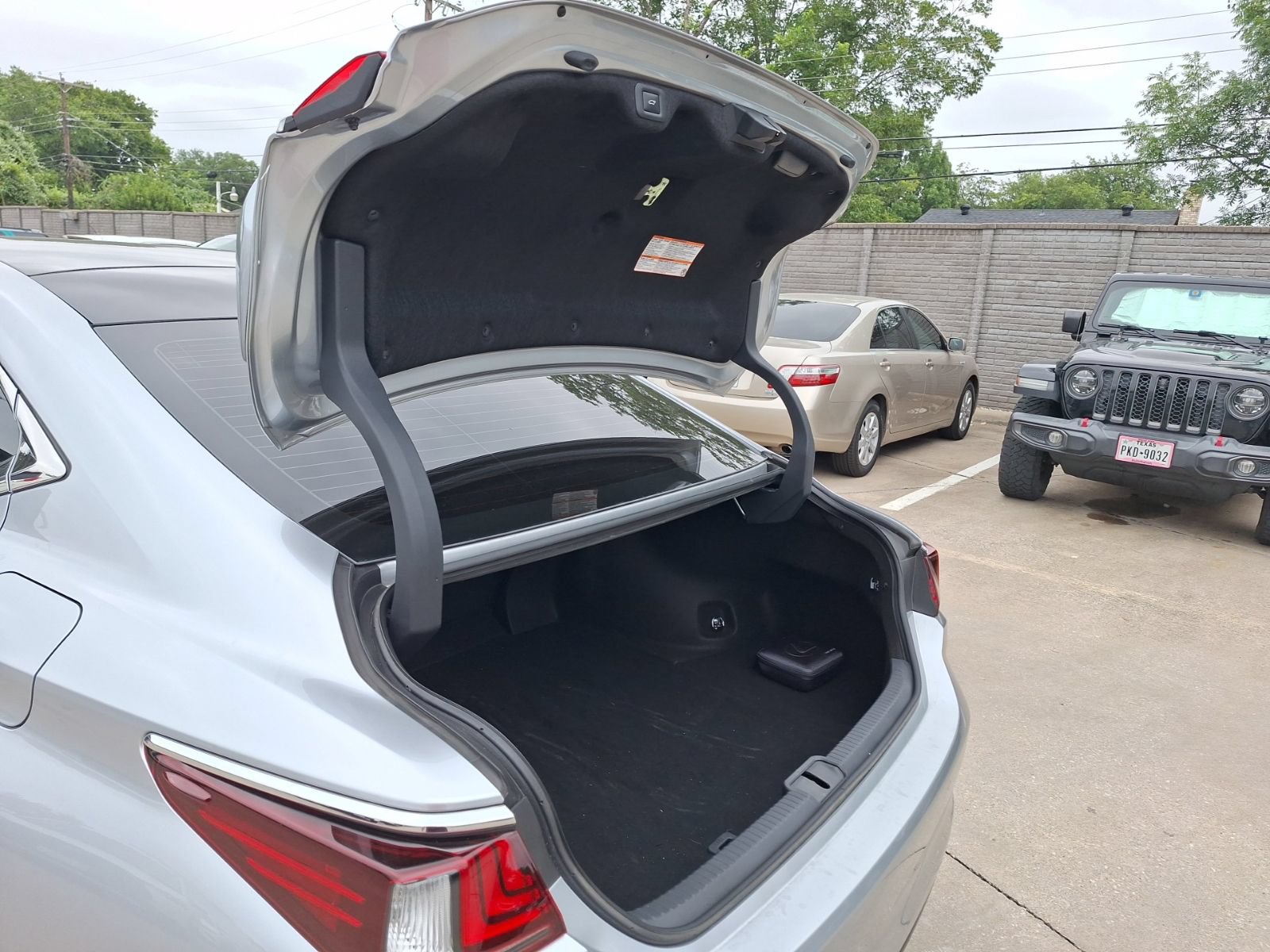 Used 2025 Lexus ES 350 Ultra Luxury FWD image 35