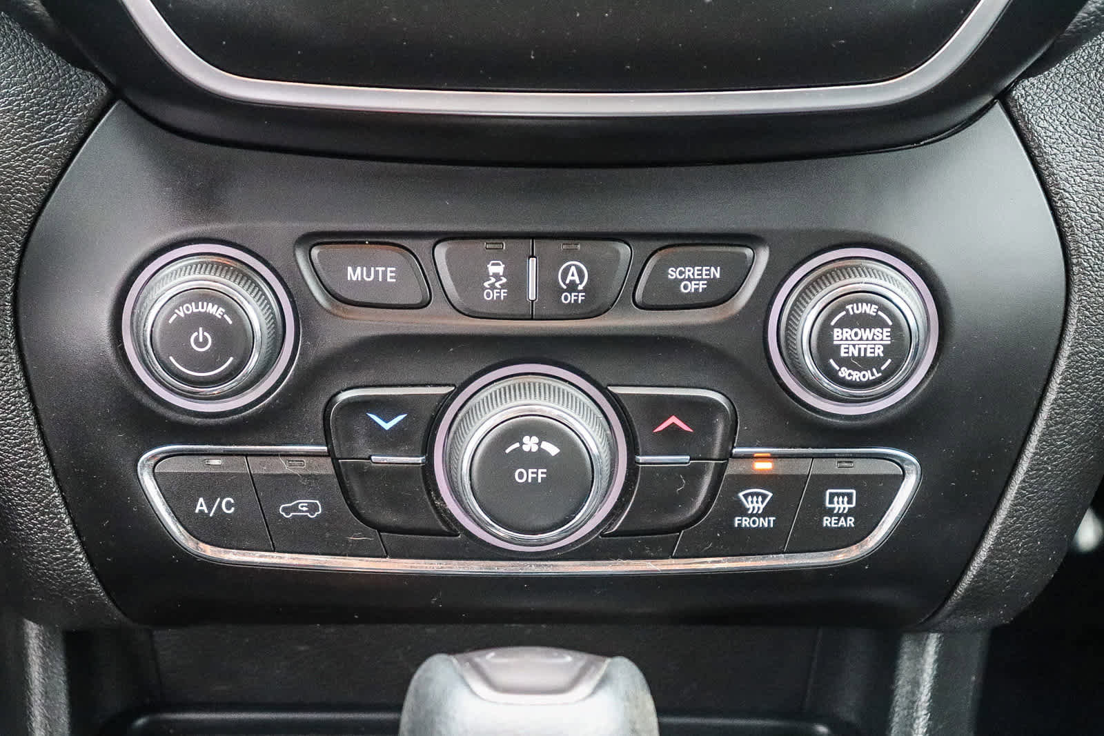 Used 2019 Jeep Cherokee Latitude w/ Popular Appearance Group image 16