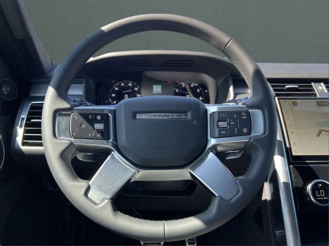 New 2025 Land Rover Discovery Dynamic SE image 31