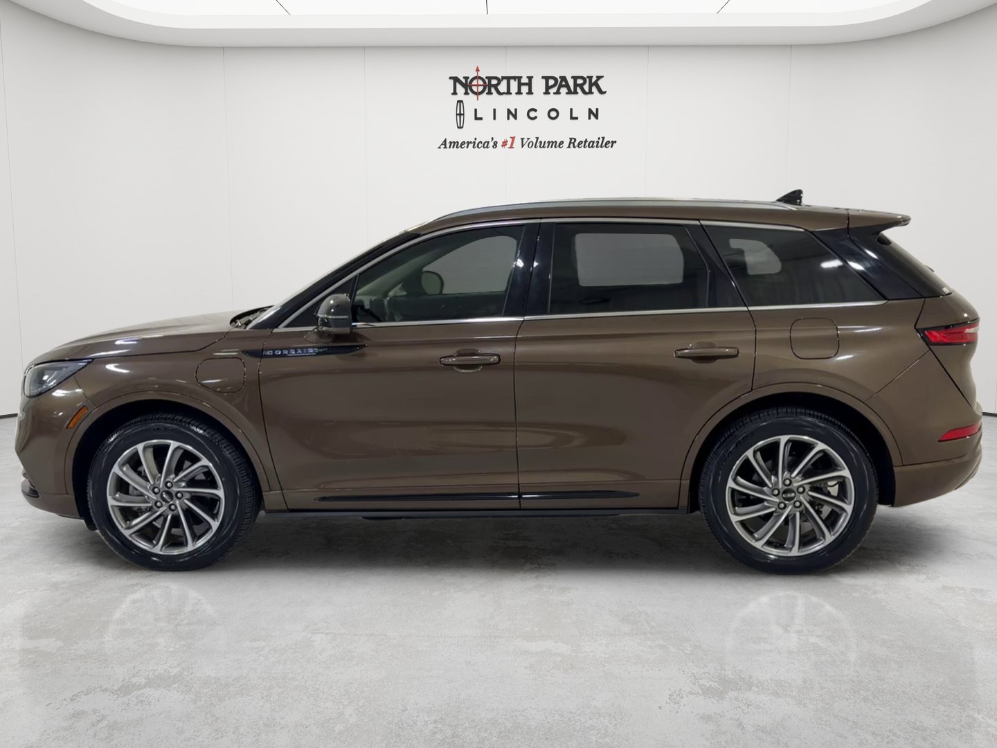 Used 2022 Lincoln Corsair Grand Touring AWD/4WD image 2