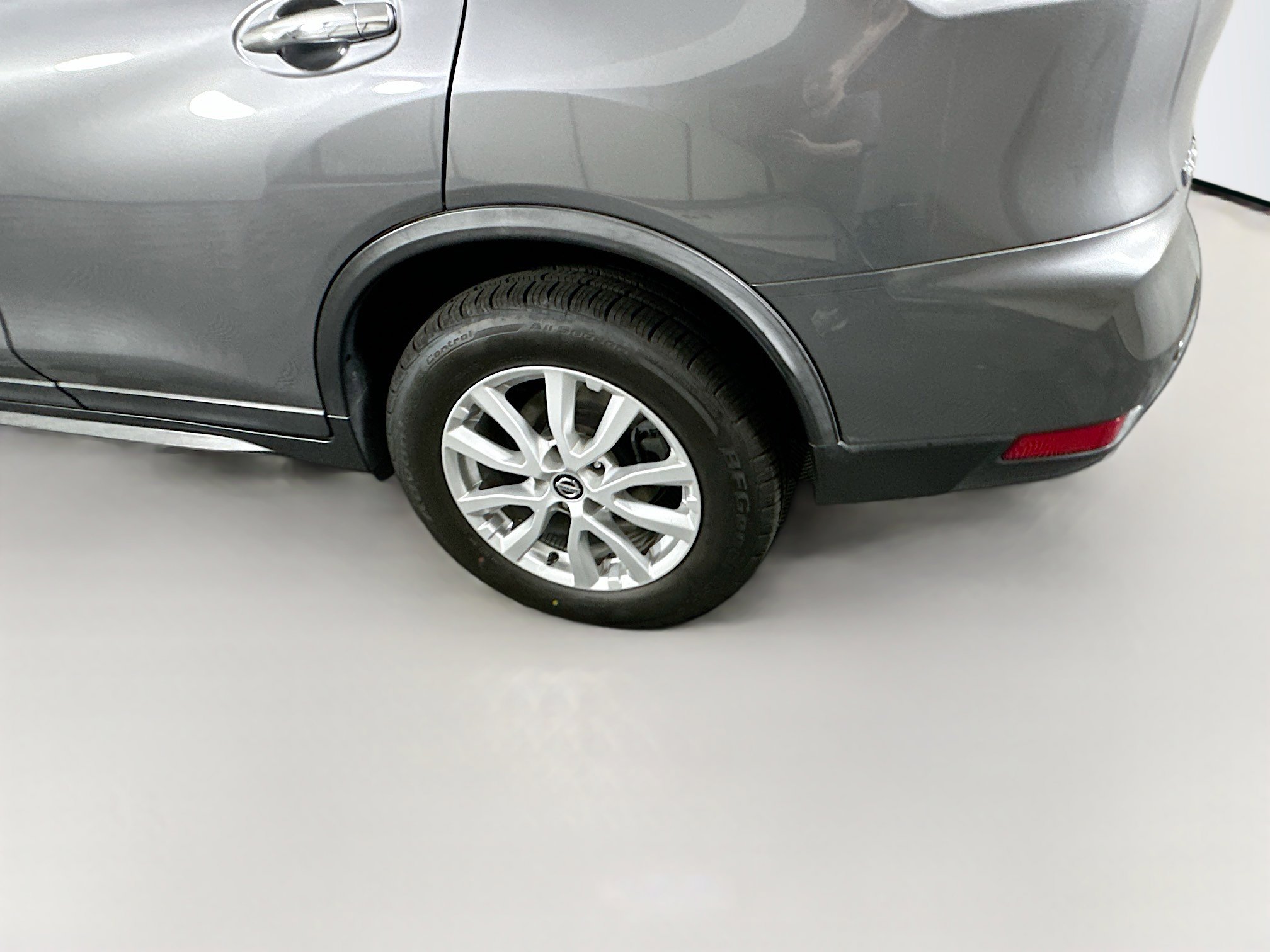 Used 2020 Nissan Rogue SV image 11