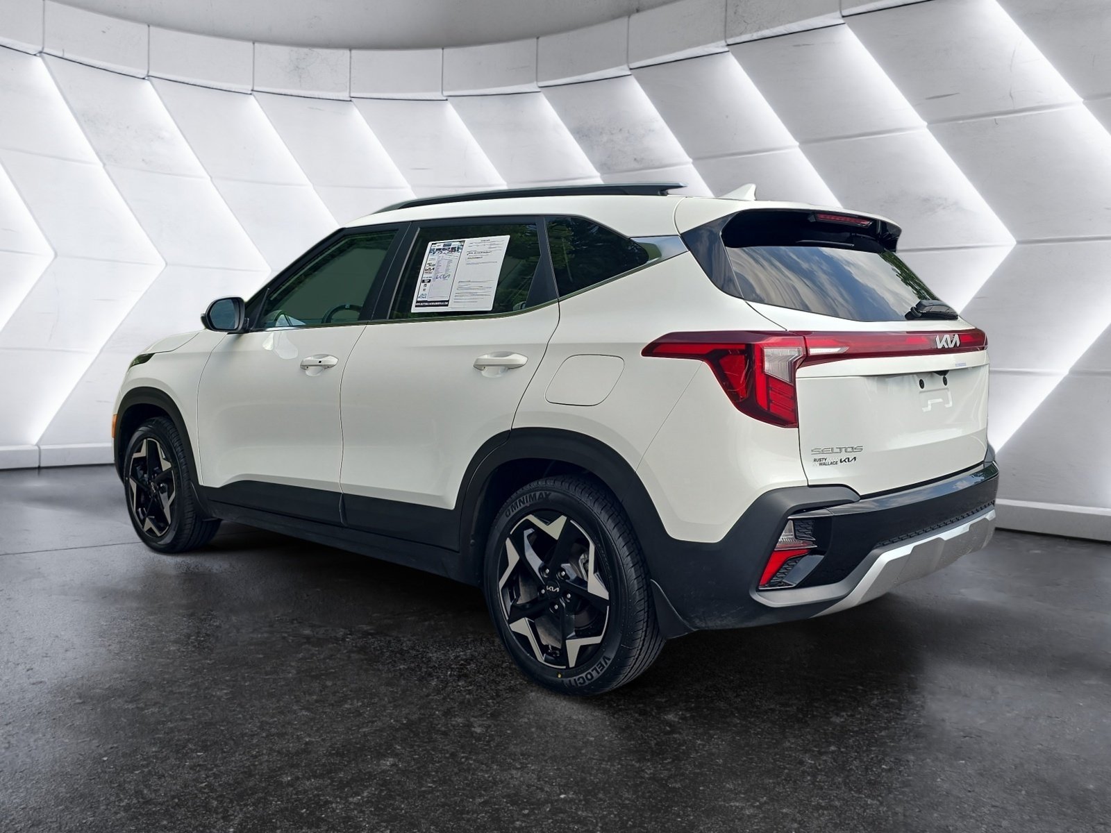 Used 2024 Kia Seltos EX FWD image 3