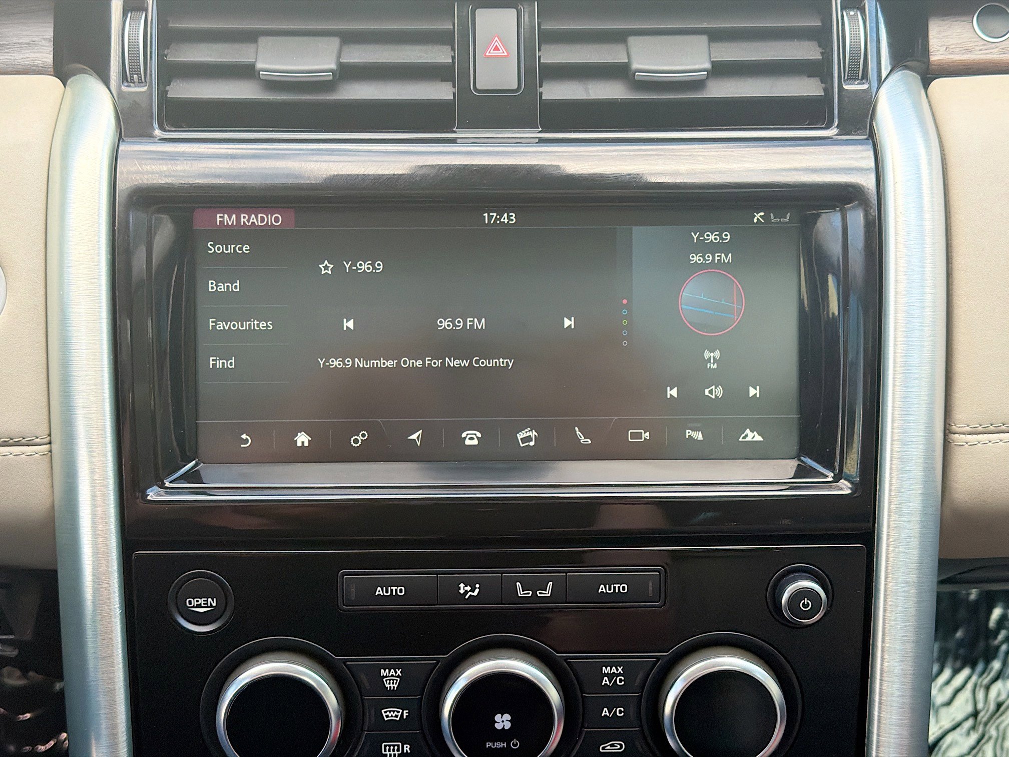 Used 2018 Land Rover Discovery HSE AWD/4WD image 21