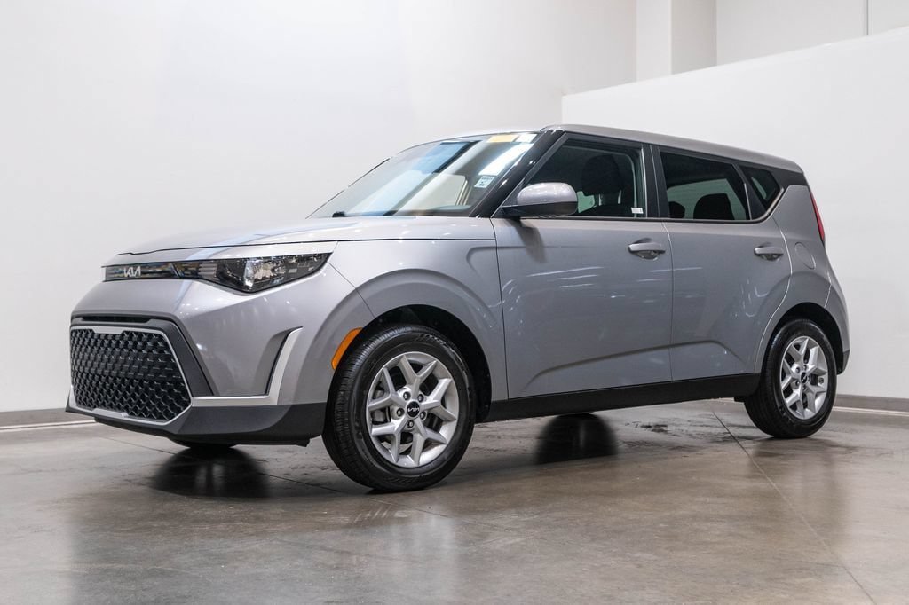 Used 2025 Kia Soul LX FWD image 3
