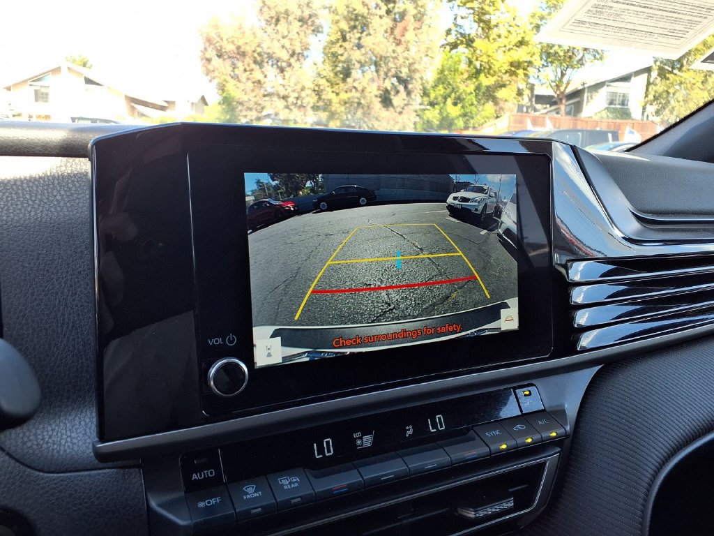 Used 2025 Toyota Camry SE FWD image 9