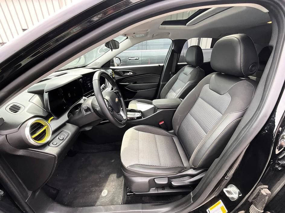 Used 2024 Chevrolet Trax LT w/ Sunroof Package image 14