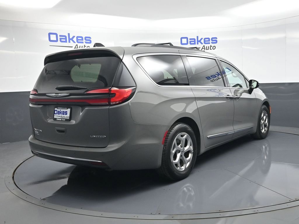Used 2023 Chrysler Pacifica Limited image 8