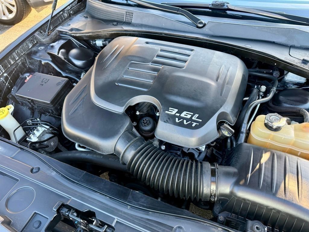 Used 2018 Chrysler 300 Limited image 5
