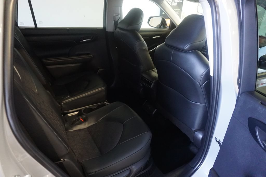 Used 2025 Toyota Highlander XLE AWD/4WD image 25